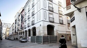 Calle La Paloma con Cardenal Segura frente a restaurante Tora