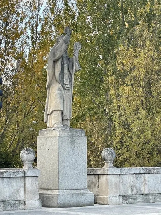 Puente, estatua, teatro (AA13-01)
