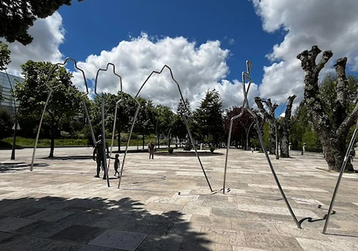Paseo Sierra Atapuerca, frente a pasarela, escultura personitas